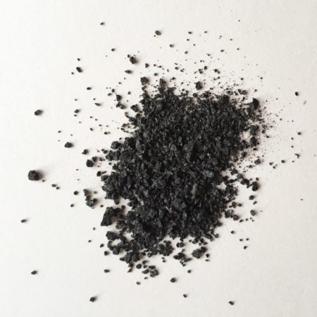 Dunkelblaues Pigment, hergestellt aus Mahonie-Farbsaft